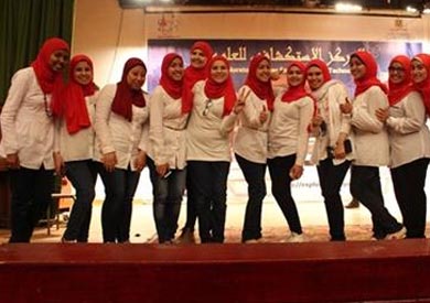 طالبات إعلام القاهرة يشاركن في تنظيم «يوم العطاء»